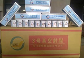 本產(chǎn)品是由潤(rùn)滑油基礎(chǔ)油經(jīng)精餾、稠化并加入適量的添加劑，再經(jīng)后處理后制得。本產(chǎn)品主要用作真空系統(tǒng)的活動(dòng)部分和可拆卸部分的密封和潤(rùn)滑。1、2、3號(hào)適用于30℃條件下使用，4號(hào)最高使用溫度可達(dá)120℃，可用